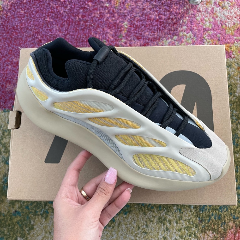 Yeezy 700 V3 Safflower 10 mens